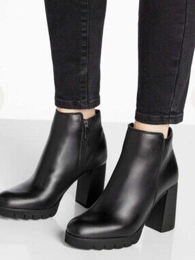LA CANADIENNE Maya Leather Boots.